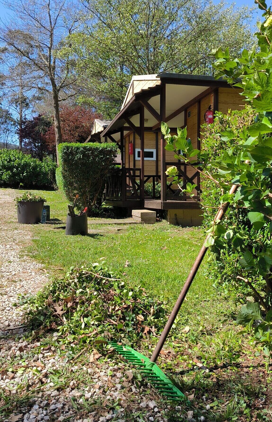 Tareas de poda en bungalows del Camping Playa de Otur